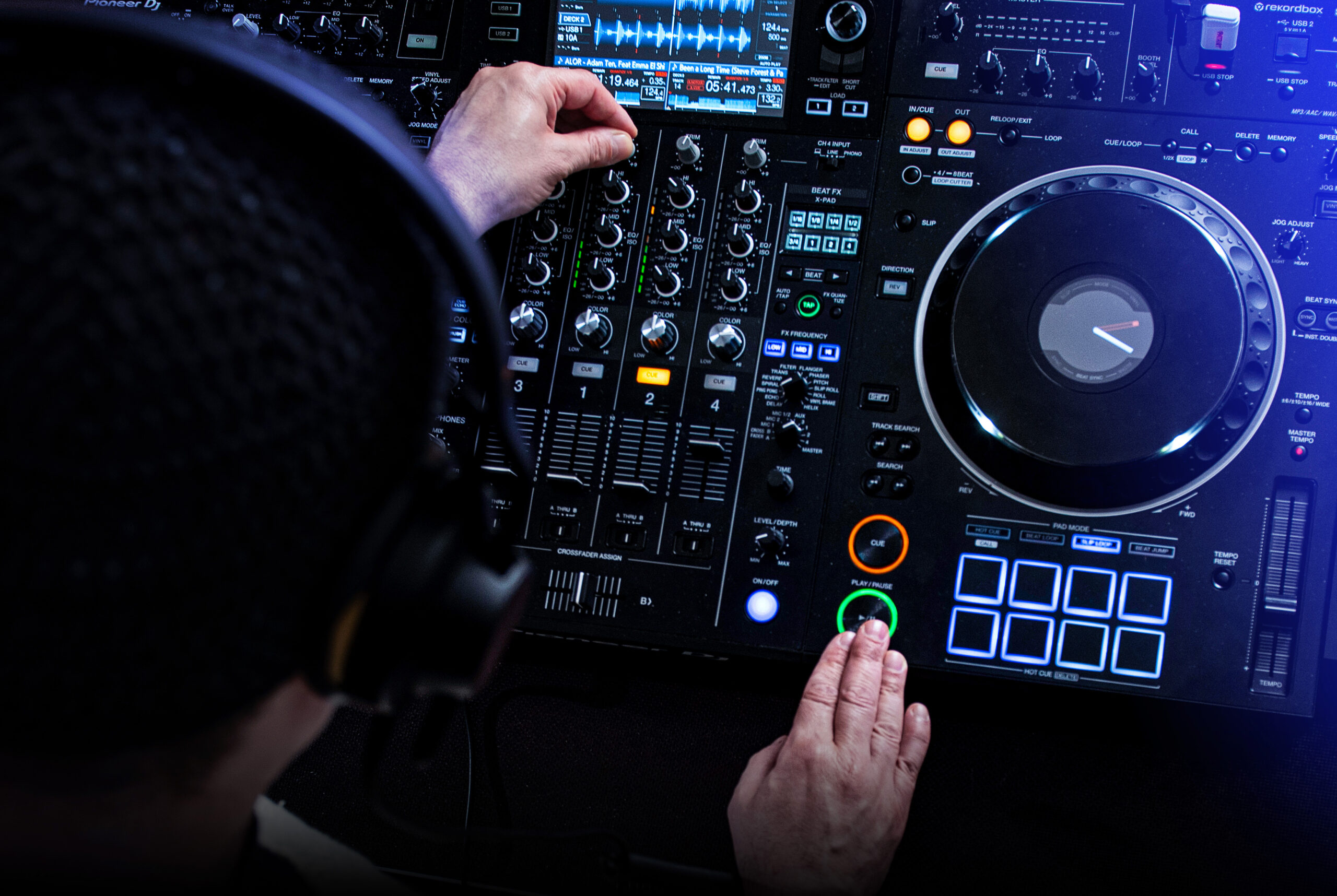 Dettaglio dall'alto delle mani di un Dj alla console, servizio fotografico professionale per musicisti