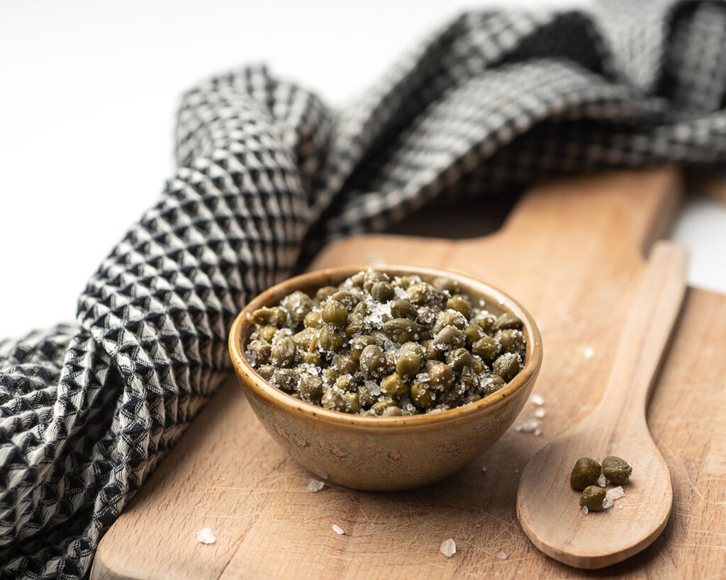 fotografia di food still life dei capperi al sale