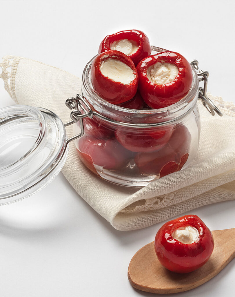 fotografia still life di peperoncini ripieni al formaggio