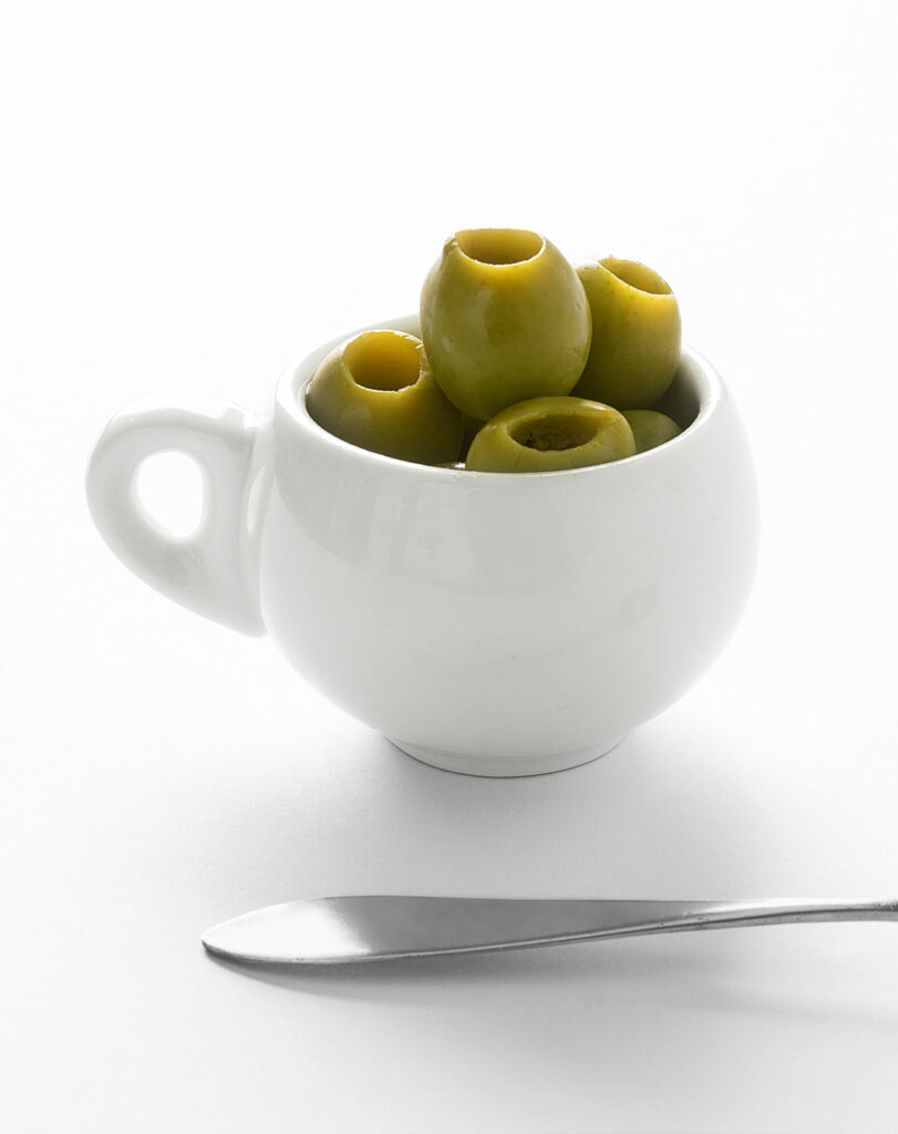 Olive denocciolate in vasetto fotografate in stile still life da Stefania Cola, fotografa food