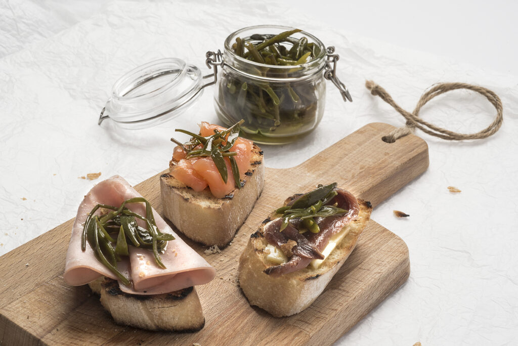 bruschette con paccasassi sott'olio, fotografia food in still life