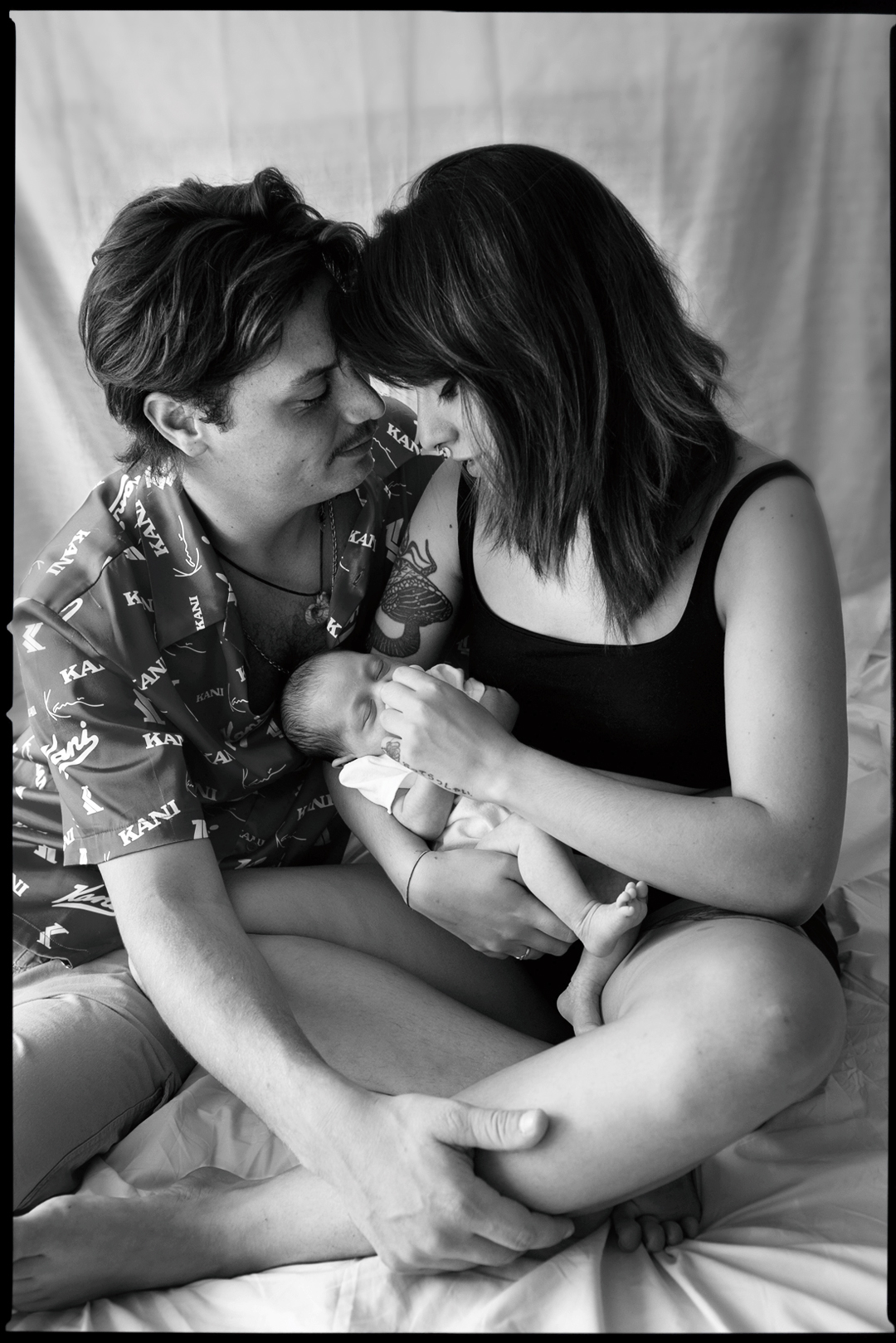 fotografia di famiglia scattata in casa in un momento di intimità.